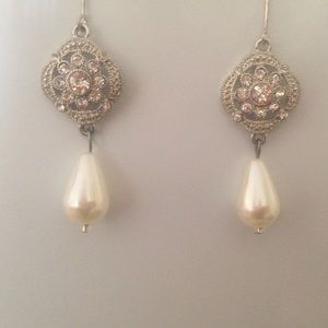 Dressy Crystal & Faux Pearl Dangling Earrings 😍